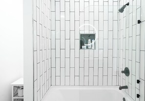Een douche, een haardroger, handdoeken, zeep
