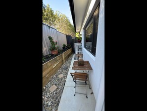Apartment | Outdoor dining - Cosy Kambah 1 Bedroom Near Shops & Parks (Canberra)