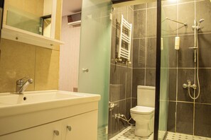 Eenvoudige tweepersoonskamer | Badkamer | Een douche, gratis toiletartikelen, een haardroger, pantoffels