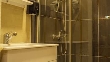 Basic-dobbeltværelse | Badeværelse | Bruser, gratis toiletartikler, hårtørrer, hjemmesko