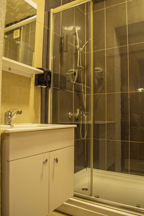 Kahden hengen perushuone | Kylpyhuone | Suihku, ilmaiset hygieniatuotteet, hiustenkuivaaja, tohvelit