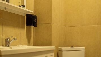 Eenvoudige tweepersoonskamer | Badkamer | Een douche, gratis toiletartikelen, een haardroger, pantoffels