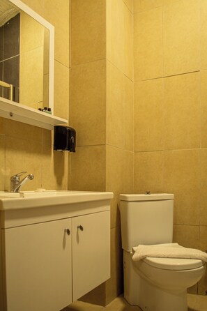 Eenvoudige tweepersoonskamer | Badkamer | Een douche, gratis toiletartikelen, een haardroger, pantoffels