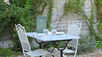 Free daily cooked-to-order breakfast