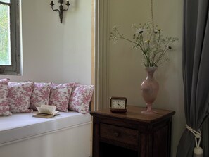 Deluxe Double Room, Garden View, Tower | Egyptian cotton sheets, premium bedding, free WiFi - Manoir de Plaisance (Benon)