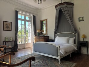 Quarto casal luxo, vista para o jardim, no canto | Roupas de cama de algodão egípcio, roupas de cama premium