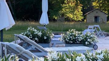Een seizoensgebonden buitenzwembad en parasols bij het zwembad