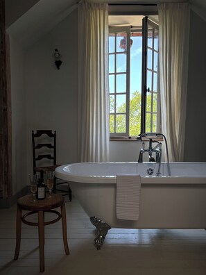 Superior Quadruple Room, Garden View, Executive Level | Bathroom | Separate tub and shower, free toiletries, hair dryer, towels - Manoir de Plaisance (Benon)