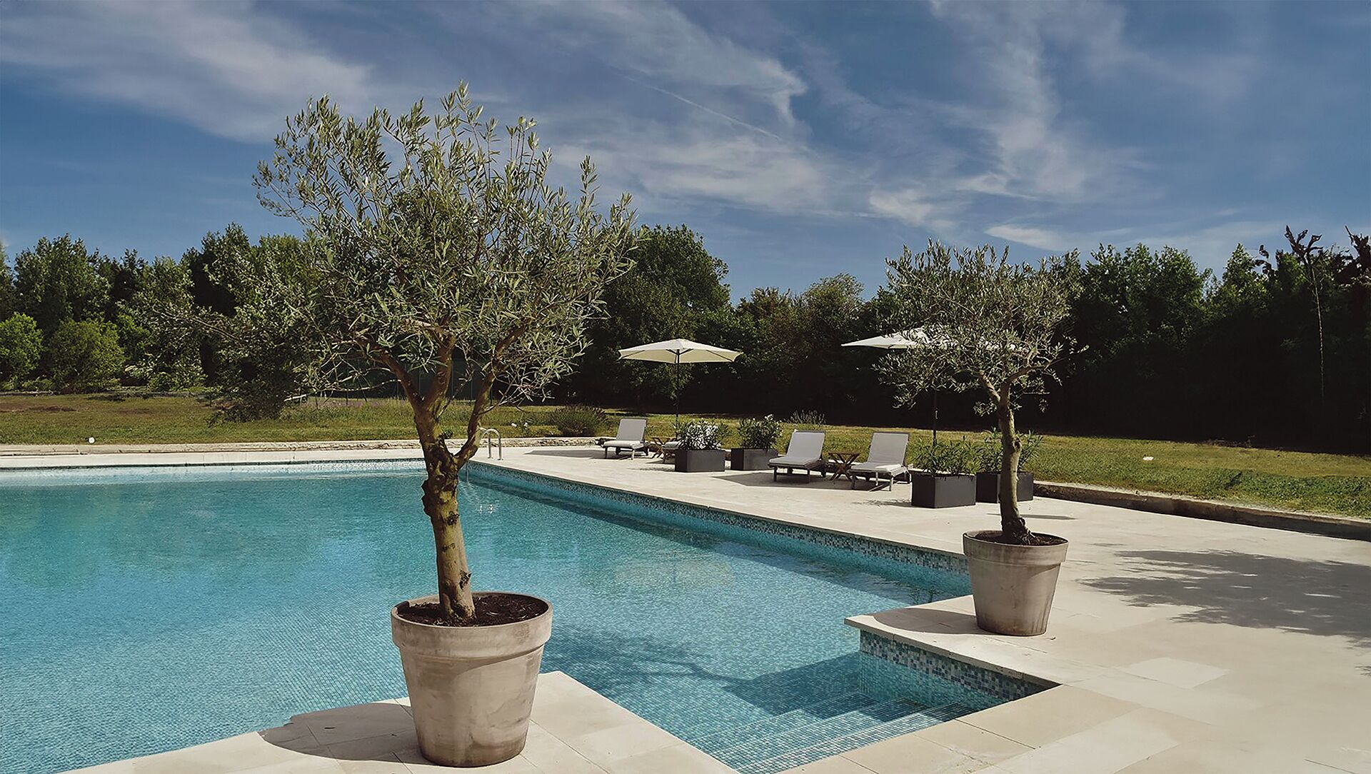 Piscine extérieure (ouverte en saison), parasols de plage