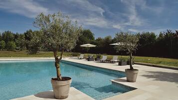 Piscine extérieure (ouverte en saison), parasols de plage