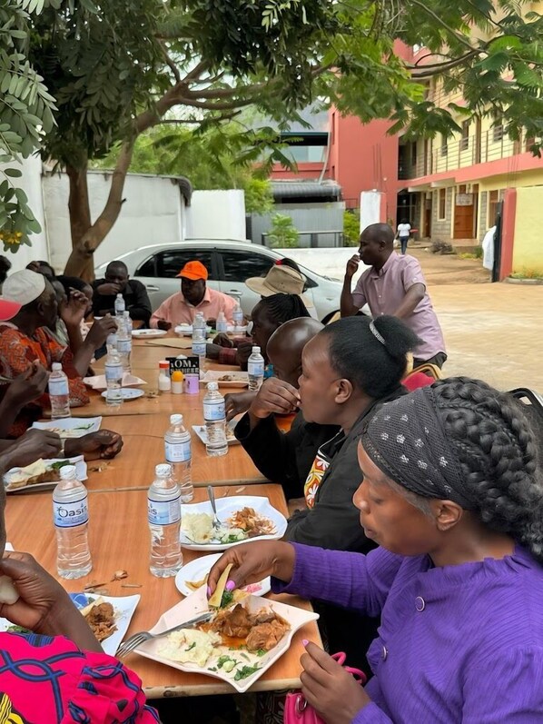 朝食 (コンチネンタル ブレックファスト)、毎日提供 (無料)