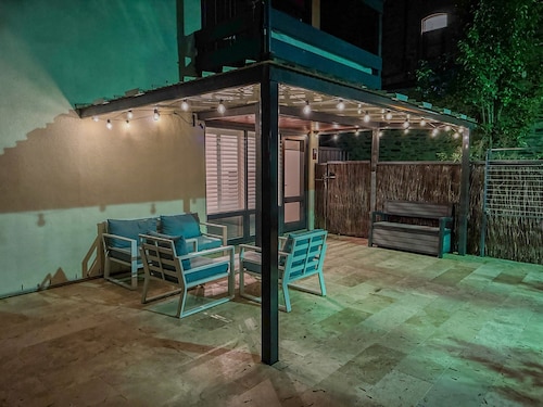 Bright & Airy Adelaide Retreat With Courtyard