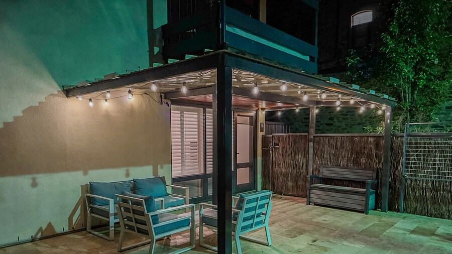 Bright & Airy Adelaide Retreat With Courtyard