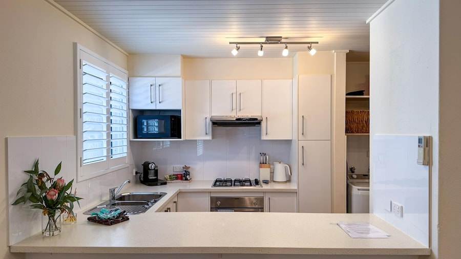 Bright & Airy Adelaide Retreat With Courtyard