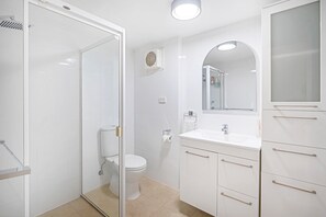 Apartment | Bathroom | Towels - Bright & Airy Adelaide Retreat With Courtyard (Adelaide)