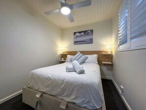 2 عدّة غرف نوم وملاءات أسرّة