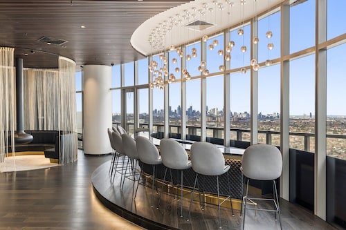 Gorgeous High-rise Unit With Sky Bar, Pool and Gym