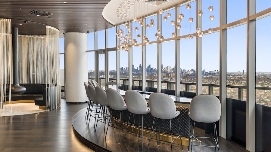 Gorgeous High-rise Unit With Sky Bar, Pool and Gym