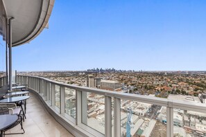 Apartment | Outdoor dining - Gorgeous High-rise Unit With Sky Bar, Pool and Gym (Melbourne)
