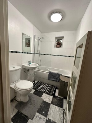 Douche, sèche-cheveux, serviettes fournies, savon