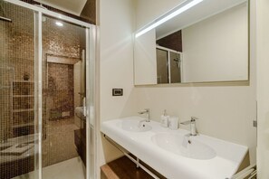 Shower, hair dryer, bidet, towels - GuestHost - Cozy Central Apartment in Turin (Turin)
