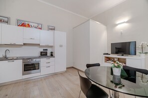 Fridge, microwave, oven, stovetop - GuestHost - Cozy Central Apartment in Turin (Turin)