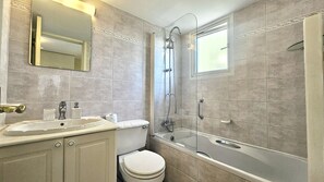 Haartrockner, Bidet, Handtücher