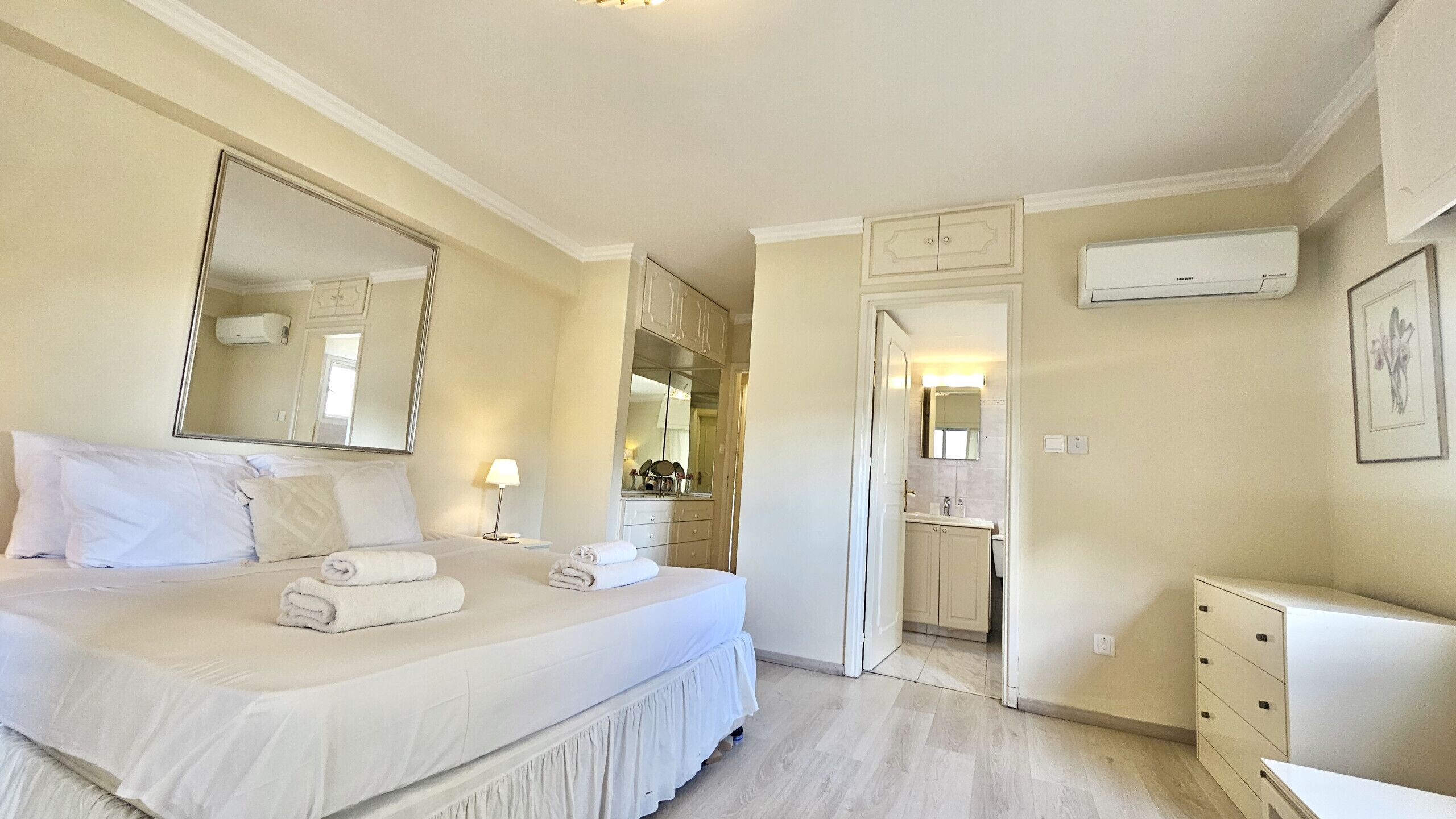 3 chambres, chambres insonorisées, fer et planche à repasser