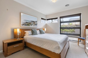 3 bedrooms, laptop workspace, iron/ironing board, bed sheets