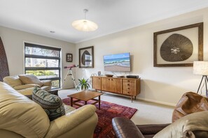 Apartment | Living room - Cosy 3-bedroom Retreat With Outdoor Space (Torquay)
