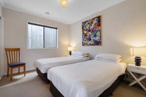 Apartment | 3 bedrooms, laptop workspace, iron/ironing board, bed sheets - Cosy 3-bedroom Retreat With Outdoor Space (Torquay)