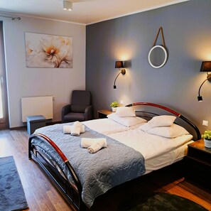 Deluxe appartement, uitzicht op de stad | Een strijkplank/strijkijzer, gratis wifi