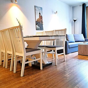 Deluxe appartement, uitzicht op de stad | Een strijkplank/strijkijzer, gratis wifi