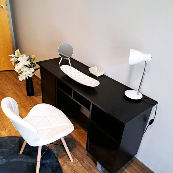 Deluxe appartement, uitzicht op de stad | Een strijkplank/strijkijzer, gratis wifi