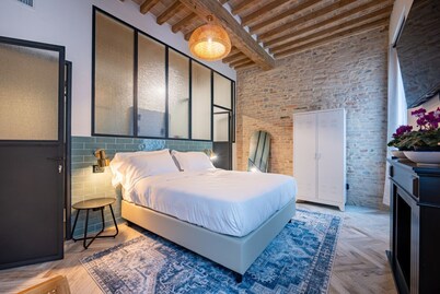 GuestHost - Refined and elegant 55 sq m apartment, accommodating up to 4 people, located on the second floor of a 4-story building with an elevator (with steps).The property is located in Parma's Oltretorrente neighborhood, in a quiet residential area wi