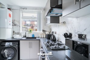 Fridge, microwave, oven, stovetop - Spacious 4-Bed Home near Didsbury (Greater Manchester)