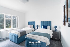 4 bedrooms, iron/ironing board, free WiFi, bed sheets - Spacious 4-Bed Home near Didsbury (Greater Manchester)