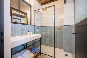Douche, sèche-cheveux, bidet, serviettes fournies