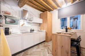 Fridge, microwave, stovetop, dishwasher - GuestHost - A refined and modern 55 sq m apartment, accommodating up to 4 people, located on the second floor of a 4-story building with an elevator.The property is located in Parma's Oltretorrente neighborhood, a quiet residential area with plenty of am (Parma)