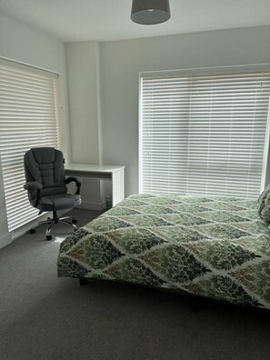 2 slaapkamers, een bureau, een strijkplank/strijkijzer, wifi