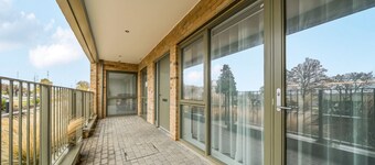 Spacious modern flat with balcony, free parking and great access