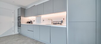 Spacious modern flat with balcony, free parking and great access