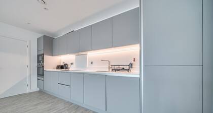 Spacious modern flat with balcony, free parking and great access