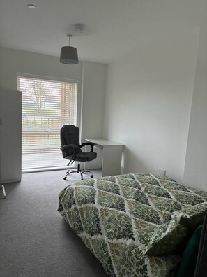 Työpöytä, silitysrauta/-lauta, Wi-Fi, vuodevaatteet