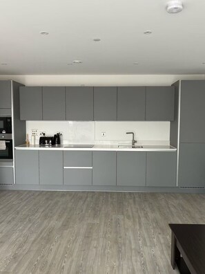 Jääkaappi, mikroaaltouuni, uuni, liesi