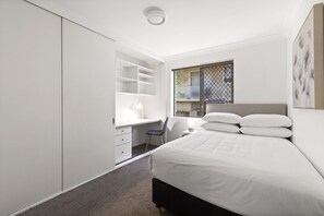 Apartment | 3 bedrooms, laptop workspace, bed sheets - Stylish 3-bed Newport Stay With Balcony (Sydney)