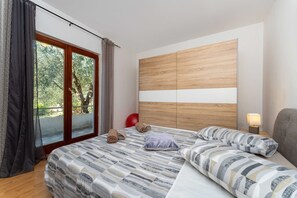 2 habitaciones, tabla de planchar con plancha y cuna de viaje 