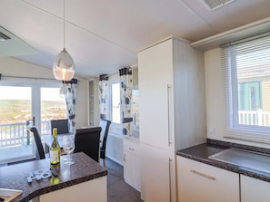 Fridge, microwave, dishwasher, toaster - 91 Swanage Coastal Park (Swanage)