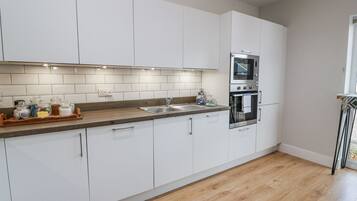 Cottage | Private kitchen | Dishwasher, cookware/dishes/utensils