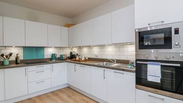 Cottage | Private kitchen | Dishwasher, cookware/dishes/utensils